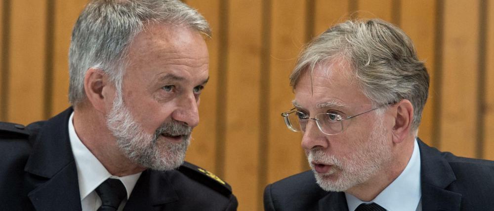 Freiburgs Polizeipräsident Bernhard Rotzinger (links) und der Leitende Oberstaatsanwalt Dieter Inhofer am Samstag bei einer Pressekonferenz in Endingen.
