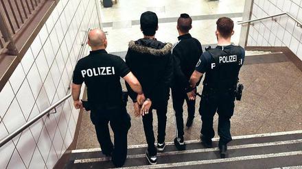 Schicht im Schacht. Ibo Sahin und sein Kollege führen Aslan und seinen Freund ab. Bei der Leibesvisitation fallen fünf Tüten Gras auf den Boden. 