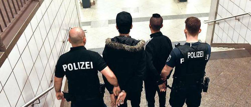 Schicht im Schacht. Ibo Sahin und sein Kollege führen Aslan und seinen Freund ab. Bei der Leibesvisitation fallen fünf Tüten Gras auf den Boden.