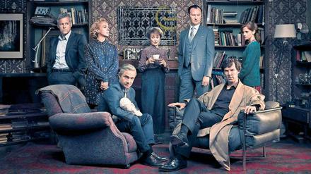 Erinnerungsfoto mit lauter netten, einfühlsamen Menschen – und ein hochfunktionaler Soziopath: Inspector Lestrade (Rupert Gravs, v.l.n.r.), Mary Watson (Amanda Abbington), Dr. John Watson (Martin Freeman), Mrs. Hudson (Una Stubbs), Mycroft Holmes (Mark Gatiss), Sherlock Holmes (Benedict Cumberbatch) und Molly Hooper (Louise Brealey). 
