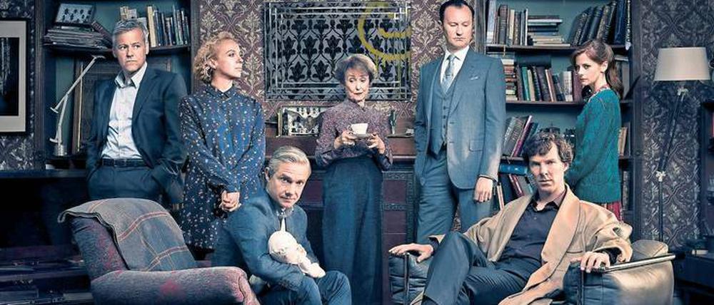 Erinnerungsfoto mit lauter netten, einfühlsamen Menschen – und ein hochfunktionaler Soziopath: Inspector Lestrade (Rupert Gravs, v.l.n.r.), Mary Watson (Amanda Abbington), Dr. John Watson (Martin Freeman), Mrs. Hudson (Una Stubbs), Mycroft Holmes (Mark Gatiss), Sherlock Holmes (Benedict Cumberbatch) und Molly Hooper (Louise Brealey). 