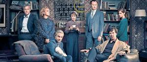 Erinnerungsfoto mit lauter netten, einfühlsamen Menschen – und ein hochfunktionaler Soziopath: Inspector Lestrade (Rupert Gravs, v.l.n.r.), Mary Watson (Amanda Abbington), Dr. John Watson (Martin Freeman), Mrs. Hudson (Una Stubbs), Mycroft Holmes (Mark Gatiss), Sherlock Holmes (Benedict Cumberbatch) und Molly Hooper (Louise Brealey). 