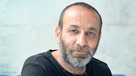 Vor 16 Jahren ist er aus seiner Heimat geflohen, über Griechenland und Italien. Der irakische Künstler Hiwa K hat seit sieben Jahren sein Atelier in Berlin.