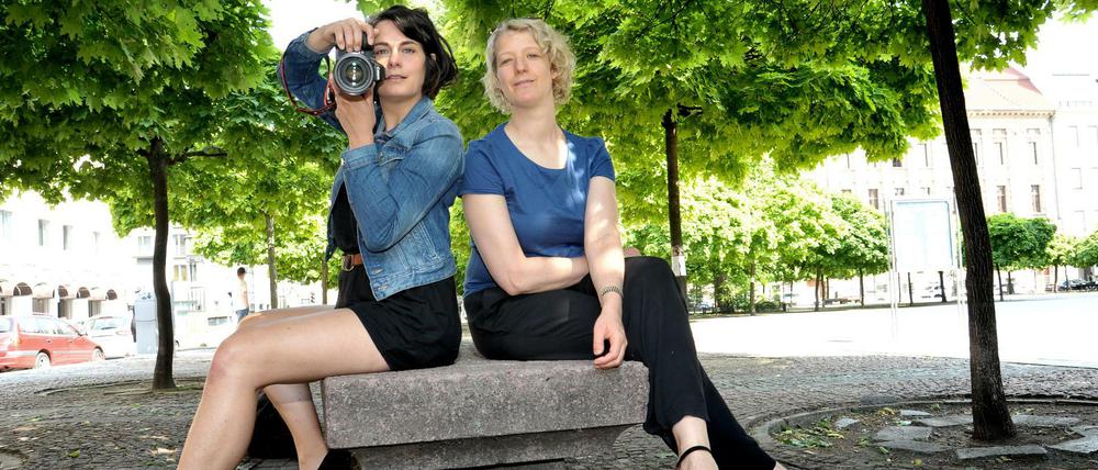 Auf der schrägen Bank. Verena Eidel (l.) und Lucia Jay von Seldeneck entdecken gemeinsam Berlin und seine Bewohner.