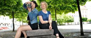 Auf der schrägen Bank. Verena Eidel (l.) und Lucia Jay von Seldeneck entdecken gemeinsam Berlin und seine Bewohner.