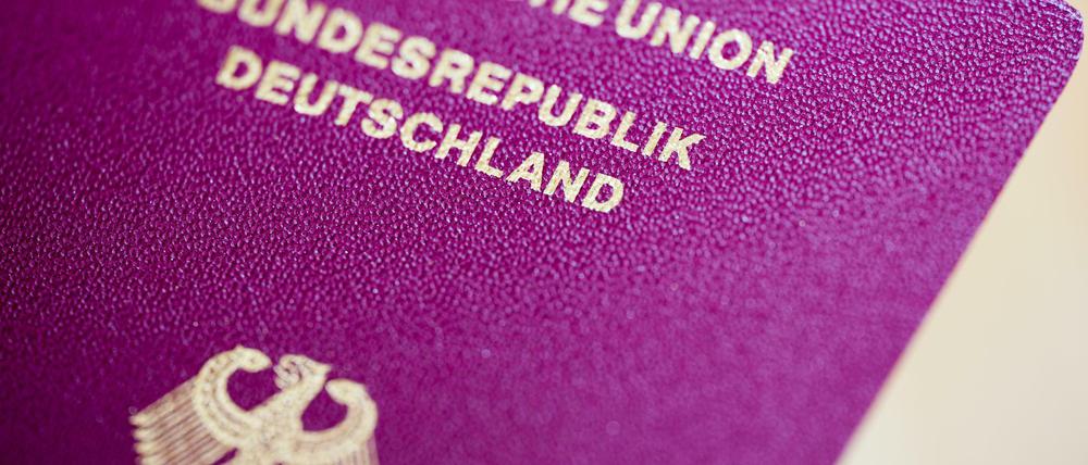 Doppelpass alleine? Wenn es nach der SPD geht, werden die Regeln zur doppelten Staatsangehörigkeit strenger.