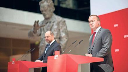 Ihr Kurs. Kanzlerkandidat und SPD-Chef Martin Schulz (links) und der niedersächsische Innenminister Boris Pistorius äußerten sich in Berlin. 