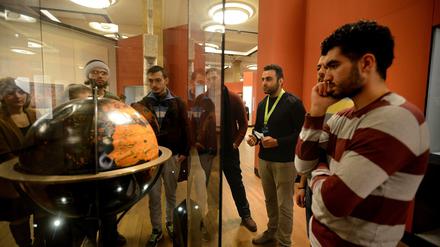 Neue Heimat Berlin. Syrische und irakische Teilnehmer einer Tour durch das Deutsche Historische Museum.