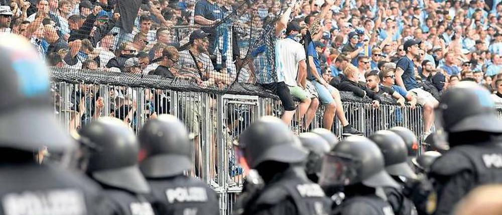 Kaum zu sichern. Beim Relegations-Rückspiel in München randalierten Fans von 1860, nachdem ihr Team gegen Jahn Regensburg unterlegen war. 