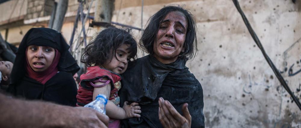 Zivilisten fliehen am Sonntag vor schweren Kämpfen zwischen der irakischen Armee und der Terrormiliz Islamischer Staat (IS) in Al-Zinjili, west Mossul (Irak).