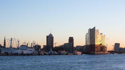 Die Fassade der Elbphilharmonie in der Skyline der Hafencity in Hamburg.