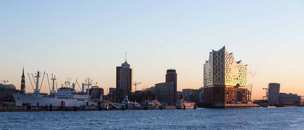 Die Fassade der Elbphilharmonie in der Skyline der Hafencity in Hamburg.