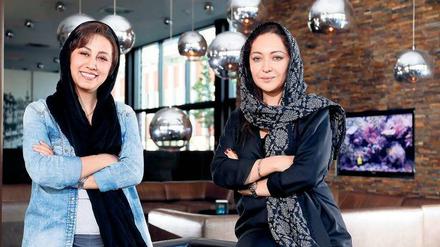 Faezeh Azizkhani (links), Niki Karimi.