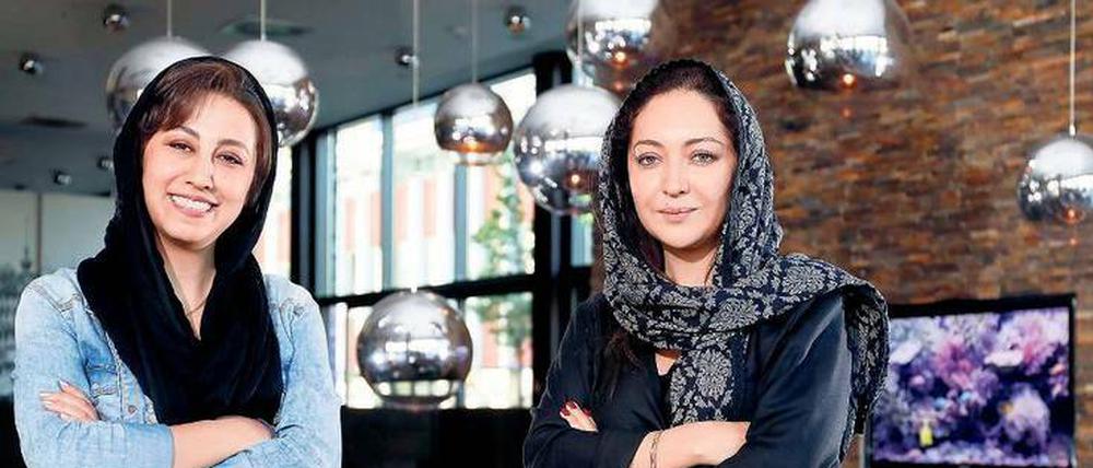 Faezeh Azizkhani (links), Niki Karimi.