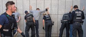 Am 19. Mai versuchten ca. 40 Rechtsextremisten der sog. Identitären Bewegung (IB) das Justizministerium zu besetzen. Die Identitären haben auch Anhänger in der AfD. 