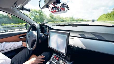 Hände weg. Wenn der Fahrer nicht steuert, regiert der Computer. Der Datensammler braucht rechtliche Leitplanken. 