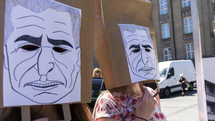 Schah-Masken - wie vor 50 Jahren: Gedenken an den 2. Juni 1967 vor dem Rathaus Schöneberg.