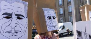 Schah-Masken - wie vor 50 Jahren: Gedenken an den 2. Juni 1967 vor dem Rathaus Schöneberg.