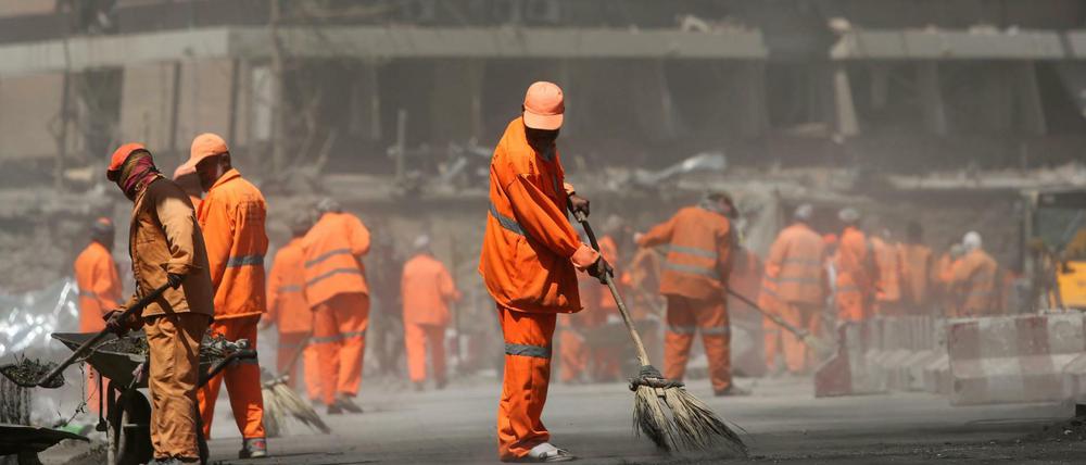 Aufräumen nach dem tödlichen Knall: Reinigungskräfte säubern den Anschlagsort nahe der deutschen Botschaft in Kabul.