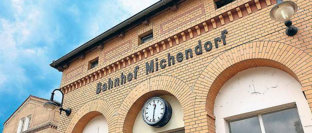 Außen hui. Im Inneren bröckelt das Bahnhofsgebäude in Michendorf schon seit Jahren vor sich hin.