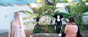 Transparente Burka. Kostüme und Fotografien der Schülerinnen des Oberstufenzentrums Mode sind im Garten der Diaspora im Jüdischen Museum ausgestellt.