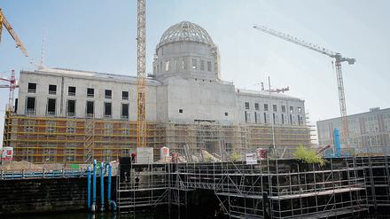 Das Schloss wird mit der im 19. Jahrhundert ergänzten Stülerschen Kuppel rekonstruiert, die ein Kreuz zierte.