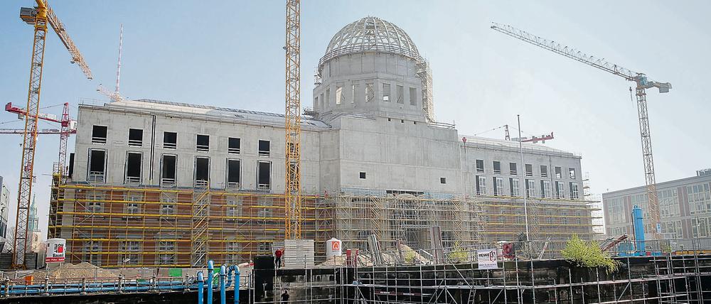 Das Schloss wird mit der im 19. Jahrhundert ergänzten Stülerschen Kuppel rekonstruiert, die ein Kreuz zierte.