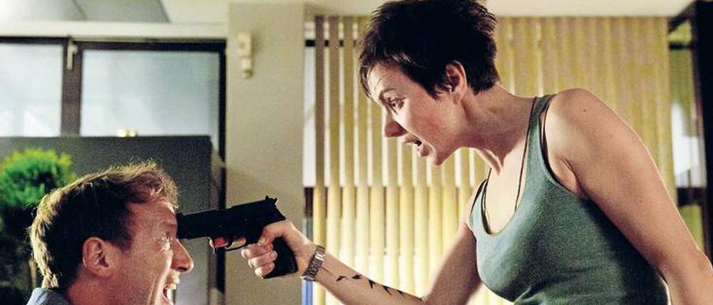 Am Drücker, so hätte das ZDF den Film „Am Ruder“, der am Mittwoch um 20 Uhr 15 läuft, auch nennen können. Bankräuberin Nina (Julia Koschitz) hält Fitness-Coach Michael mit einer Waffe in Schach. Dass sie erneut zusammen mit Wotan Wilke Möhring vor der Kamera steht, sei jedoch reiner Zufall, sagt die 43-Jährige. 