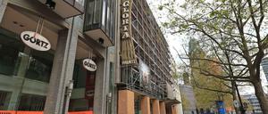 Wenn Denkmalschutz nicht schützt: Der eingerüstete alte Gloria Palast am Ku'damm weicht einem neuen Geschäftshaus.