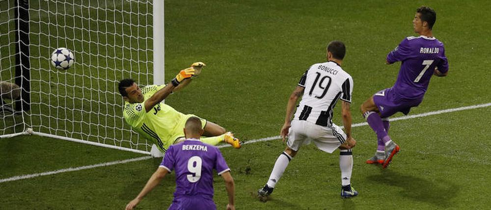 Ronaldos zweiter Streich. Hier überwindet er Gigi Buffon im Juve-Tor zum vorentscheidenden 3:1.