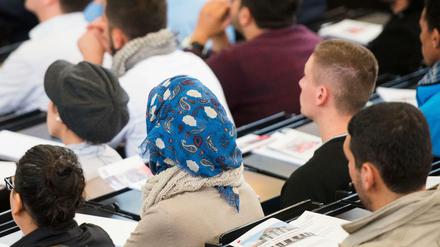 Studierende sitzen in einem Hörsaal.