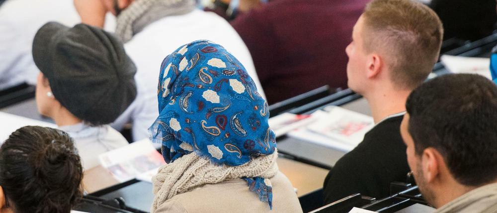 Studierende sitzen in einem Hörsaal.