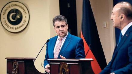 Keinerlei Annäherung. Außenminister Sigmar Gabriel (SPD) und sein türkischer Amtskollege Mevlüt Cavusoglu (rechts) am Montag bei einer gemeinsamen Pressekonferenz in Ankara.