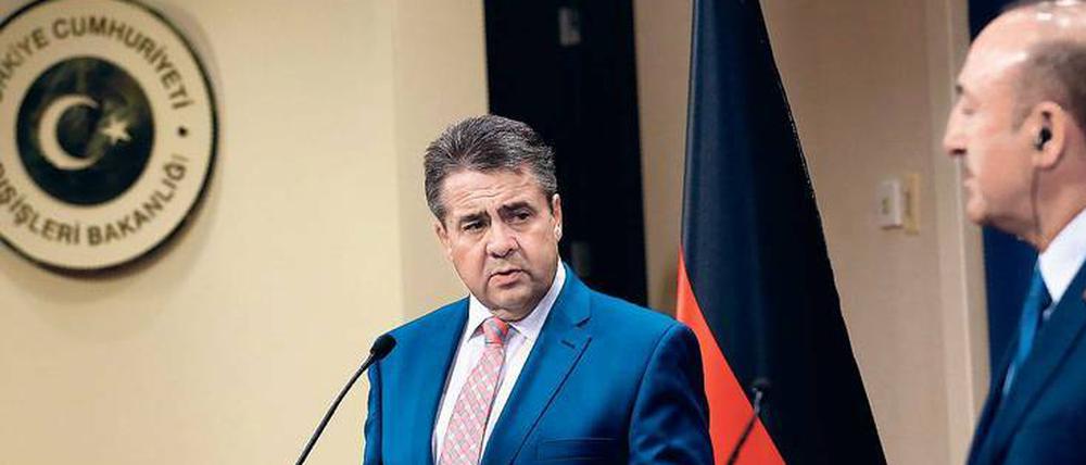 Keinerlei Annäherung. Außenminister Sigmar Gabriel (SPD) und sein türkischer Amtskollege Mevlüt Cavusoglu (rechts) am Montag bei einer gemeinsamen Pressekonferenz in Ankara.
