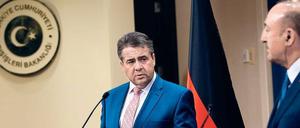 Keinerlei Annäherung. Außenminister Sigmar Gabriel (SPD) und sein türkischer Amtskollege Mevlüt Cavusoglu (rechts) am Montag bei einer gemeinsamen Pressekonferenz in Ankara. 