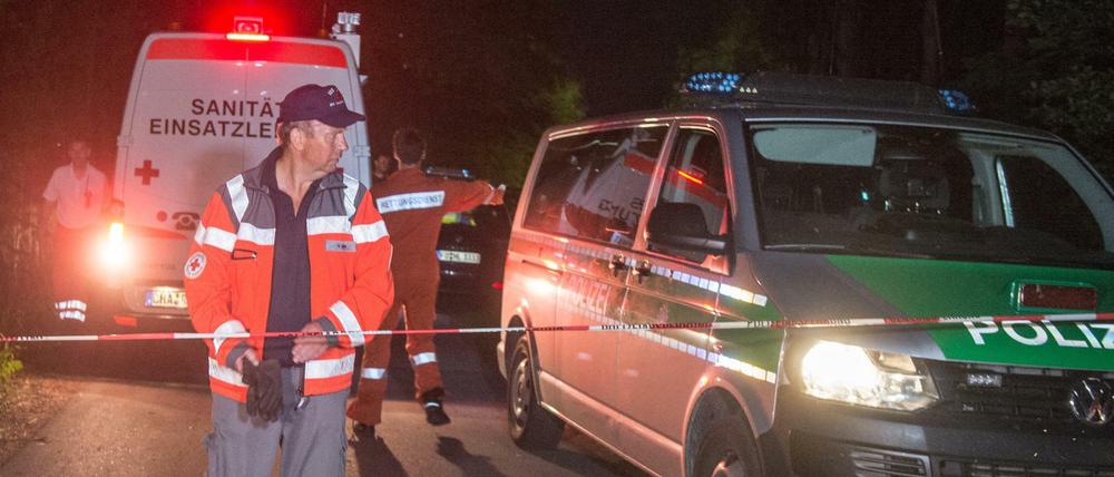 Rettungskräfte stehen am 03.06.2017 auf dem Gelände einer Asylunterkunft nahe Arnschwang (Bayern). Bei einem dramatischen Zwischenfall in einem Asylbewerberheim hat es am Samstag zwei Tote gegeben.
