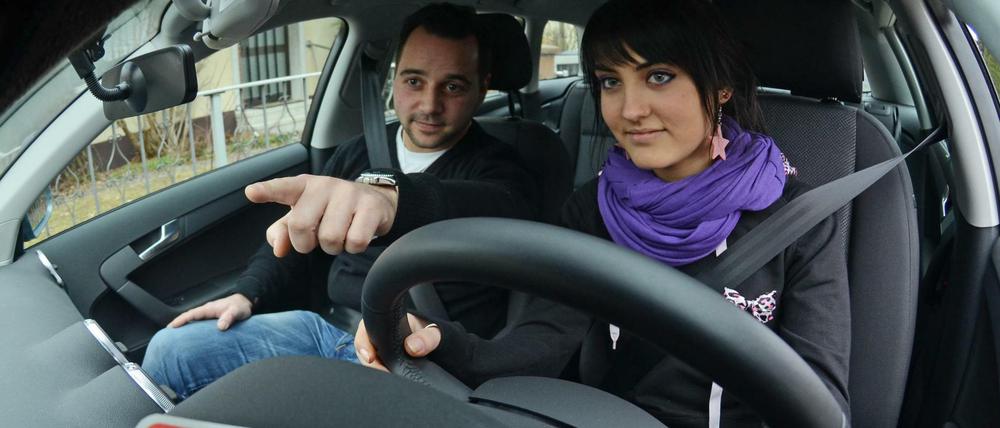 Kein Traum mehr. Immer weniger 18-Jährige machen einen Führerschein. Vor allem Singles verzichten gerne auf ein eigenes Auto.