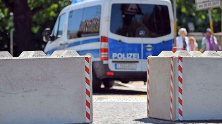 Dem Terror die Stirn bieten - aber wie? Manche Berliner Politiker wollen striktere Kontrollen für Gefährder, andere warnen vor dem Überwachungsstaat.