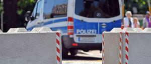 Dem Terror die Stirn bieten - aber wie? Manche Berliner Politiker wollen striktere Kontrollen für Gefährder, andere warnen vor dem Überwachungsstaat.