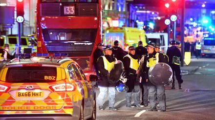 Polizisten mit Schutzschildern in der Borough High Street in London.
