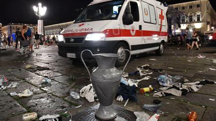 Nach der Massenpanik: Eine Nachbildung des Siegerpokals auf dem Platz San Carlo in Turin