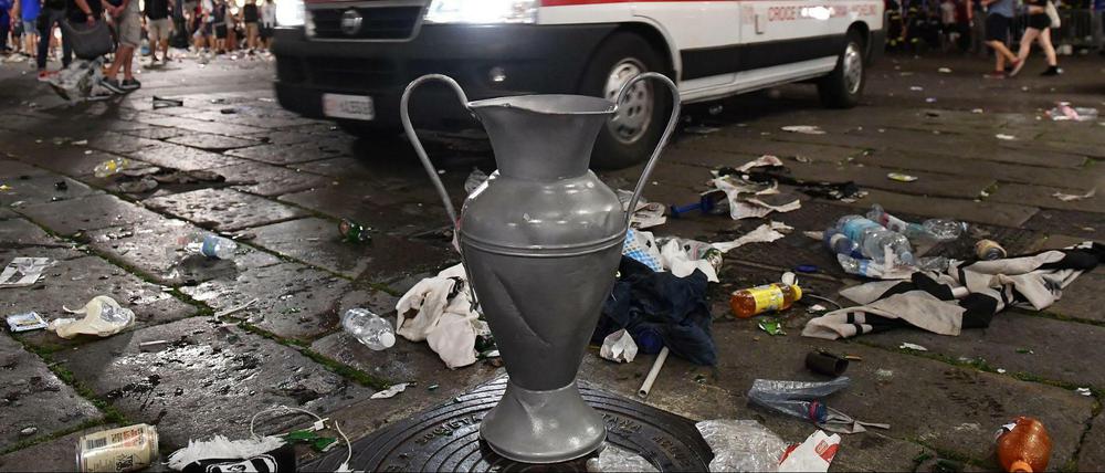 Nach der Massenpanik: Eine Nachbildung des Siegerpokals auf dem Platz San Carlo in Turin