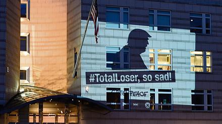 Greenpeace-Protest: eine Projektion auf der Berliner US-Botschaft in der Nacht zu Freitag.