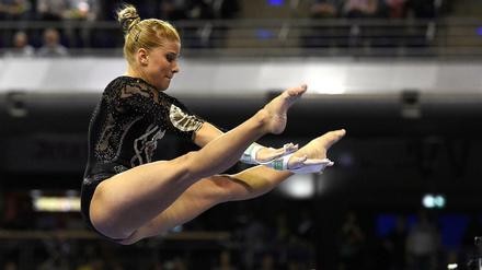 Die deutsche Kunstturnerin Elisabeth Seitz am Stufenbarren.beim Mehrkampf der Frauen in der Max-Schmeling-Halle.