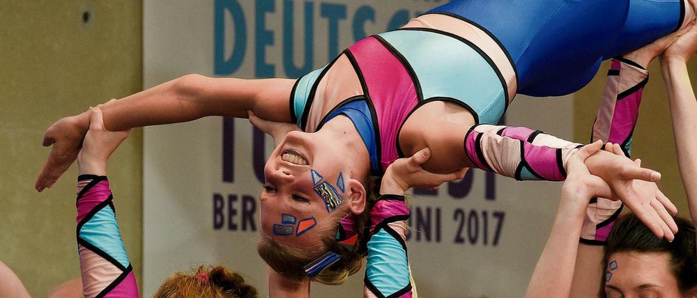 Mitglieder des Münchner Sporttheater Ensembles zeigen Teile eines Showprogramms.