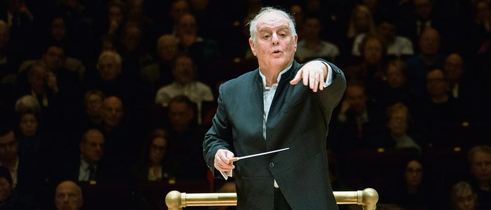 Aufgemerkt, die Herrschaften. Daniel Barenboim dirigiert die Staatskapelle Berlin.