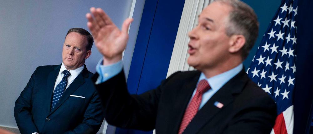 Der Sprecher der Weißen Hauses, Sean Spicer (links), lauscht dem Chef der US-Umweltbehörde Scott Pruitt 