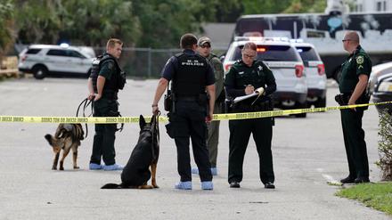 Polizisten haben das Gebiet rund um den Tatort in Orlando abgesperrt.