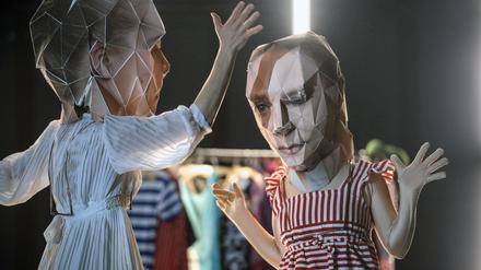 Eine Szene aus "Mädchen in Not" am Nationaltheater Mannheim, für das Anne Lepper den renommierte Mülheimer Dramatikerpreis erhält.