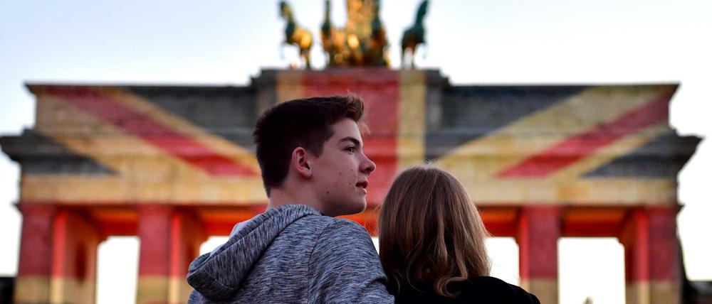 Das Brandenburger Tor erstrahlt in den britischen Nationalfarben.